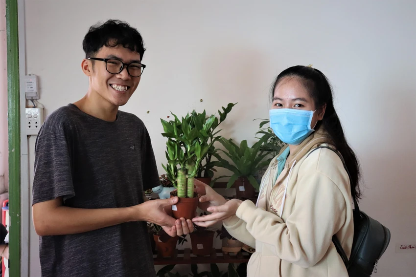 Anh Hoàng Quý Bình (người khởi xướng dự án "Nhà nhiều Lá") chia sẻ: “Thông qua chương trình này chúng mình mong muốn mọi người sẽ hiểu hơn về tác hại của pin cũng như có những hành động thiết thực hơn cho môi trường, ví dụ như thu gom pin, giảm thiểu nhựa, trồng thêm cây xanh”. Anh Hoàng Quý Bình (người khởi xướng dự án "Nhà nhiều Lá") chia sẻ: “Thông qua chương trình này chúng mình mong muốn mọi người sẽ hiểu hơn về tác hại của pin cũng như có những hành động thiết thực hơn cho môi trường, ví dụ như thu gom pin, giảm thiểu nhựa, trồng thêm cây xanh”.