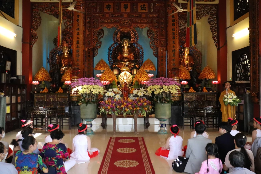 Cứ đến rằm tháng 7 âm lịch hằng năm, chùa Pháp Hoa tổ chức lễ cài hoa lên áo nhằm bày tỏ lòng thành với cha mẹ, ông bà, tổ tiên. Cứ đến rằm tháng 7 âm lịch hằng năm, chùa Pháp Hoa tổ chức lễ cài hoa lên áo nhằm bày tỏ lòng thành với cha mẹ, ông bà, tổ tiên.