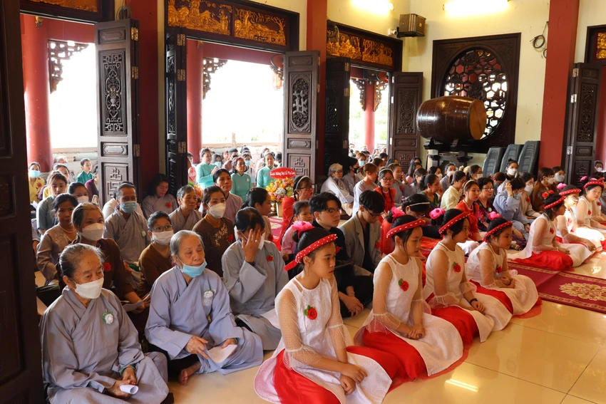Các Phật tử ở mọi lứa tuổi tham gia nghi thức “Bông hồng cài áo”. “Mình cảm thấy lễ Vu lan rất có ý nghĩa đối với tất cả mọi người. Đây là dịp để mình cũng như mọi người nhớ đến bậc sinh thành, biết được và làm tốt bổn phận của người làm con. Nghi thức hoa hồng cài áo nhắc nhở chúng ta không quên cha mẹ, sống tốt hơn để người sống được vui lòng, người đã khuất được an nghỉ”, chị Trần Thị Kim Chi (21 tuổi – Ngụ TP Thủ Đức) bộc bạch. Các Phật tử ở mọi lứa tuổi tham gia nghi thức “Bông hồng cài áo”. “Mình cảm thấy lễ Vu lan rất có ý nghĩa đối với tất cả mọi người. Đây là dịp để mình cũng như mọi người nhớ đến bậc sinh thành, biết được và làm tốt bổn phận của người làm con. Nghi thức hoa hồng cài áo nhắc nhở chúng ta không quên cha mẹ, sống tốt hơn để người sống được vui lòng, người đã khuất được an nghỉ”, chị Trần Thị Kim Chi (21 tuổi – Ngụ TP Thủ Đức) bộc bạch.