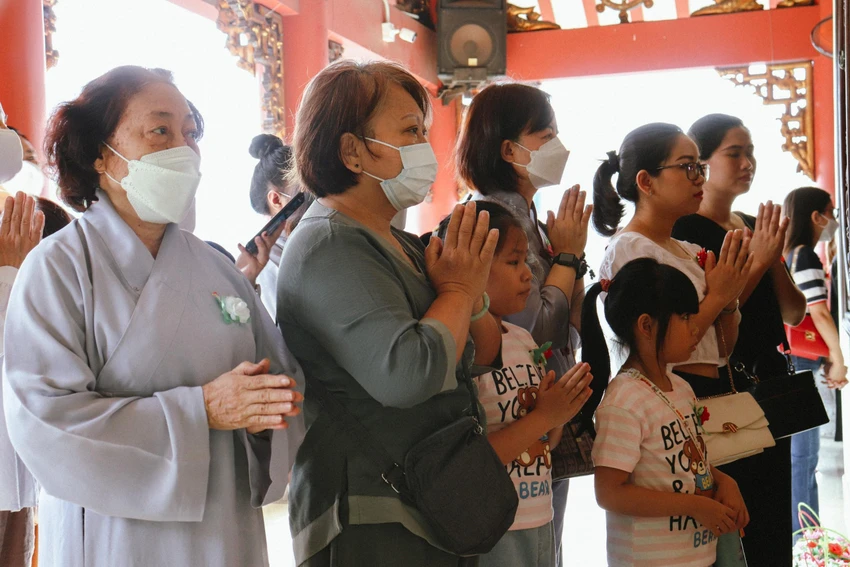Tại buổi lễ, Đại đức Thích Đồng Khai chia sẻ: “Mùa Vu Lan báo hiếu đã trở thành nét văn hóa truyền thống hàng ngàn năm lịch sử của dân tộc Việt Nam. Đây là thời gian để mỗi người thực hành hiếu hạnh với cha mẹ, ông bà và những người thân yêu, đồng thời cũng là thời gian để tưởng nhớ, tri ân đến các vị anh hùng, anh hùng liệt sĩ của dân tộc”. Tại buổi lễ, Đại đức Thích Đồng Khai chia sẻ: “Mùa Vu Lan báo hiếu đã trở thành nét văn hóa truyền thống hàng ngàn năm lịch sử của dân tộc Việt Nam. Đây là thời gian để mỗi người thực hành hiếu hạnh với cha mẹ, ông bà và những người thân yêu, đồng thời cũng là thời gian để tưởng nhớ, tri ân đến các vị anh hùng, anh hùng liệt sĩ của dân tộc”.