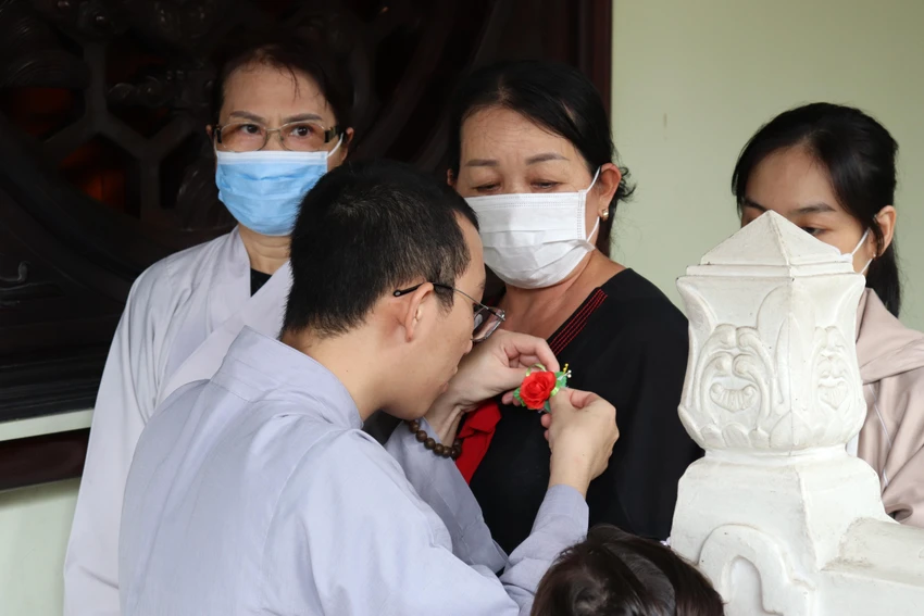 Mỗi người chọn cho mình một bông hoa tương ứng và cài lên ngực áo. Mỗi người chọn cho mình một bông hoa tương ứng và cài lên ngực áo.