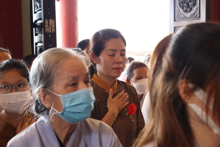 Đặt bàn tay lên ngực trái để cảm nhận và ghi nhớ công lao sinh thành dưỡng dục của cha mẹ. Đặt bàn tay lên ngực trái để cảm nhận và ghi nhớ công lao sinh thành dưỡng dục của cha mẹ.