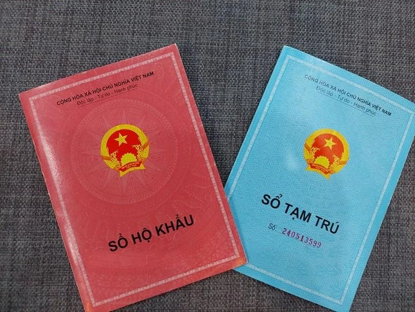 Sổ hộ khẩu, sổ tạm trú có giá trị đến hết ngày 31-12-2022. Ảnh: TUYẾN PHAN
