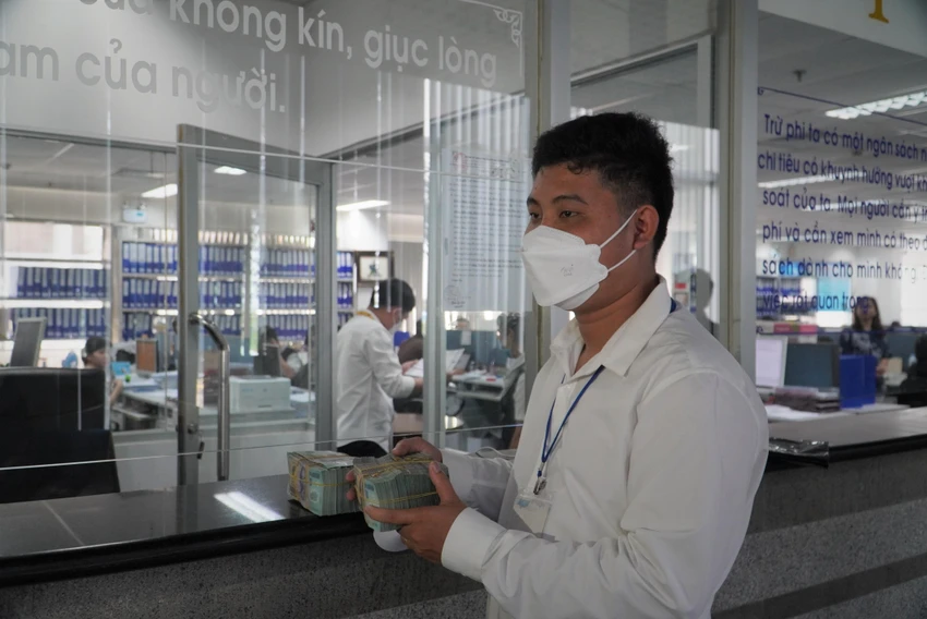 Anh K hạnh phúc khi được cầm số tiền thưởng trong tay. Ảnh: HUỲNH THƠ
