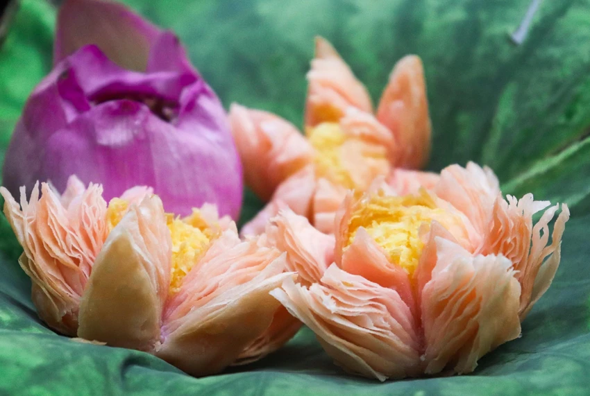 Bánh hoa sen ngàn lớp hay Hà Hoa Tô là món bánh truyền thống trong các buổi trà chiều của người Hàng Châu. Ở Việt Nam vào mùa Trung thu, loại bánh này được khá nhiều người ưa chuộng. Bánh hoa sen ngàn lớp hay Hà Hoa Tô là món bánh truyền thống trong các buổi trà chiều của người Hàng Châu. Ở Việt Nam vào mùa Trung thu, loại bánh này được khá nhiều người ưa chuộng.