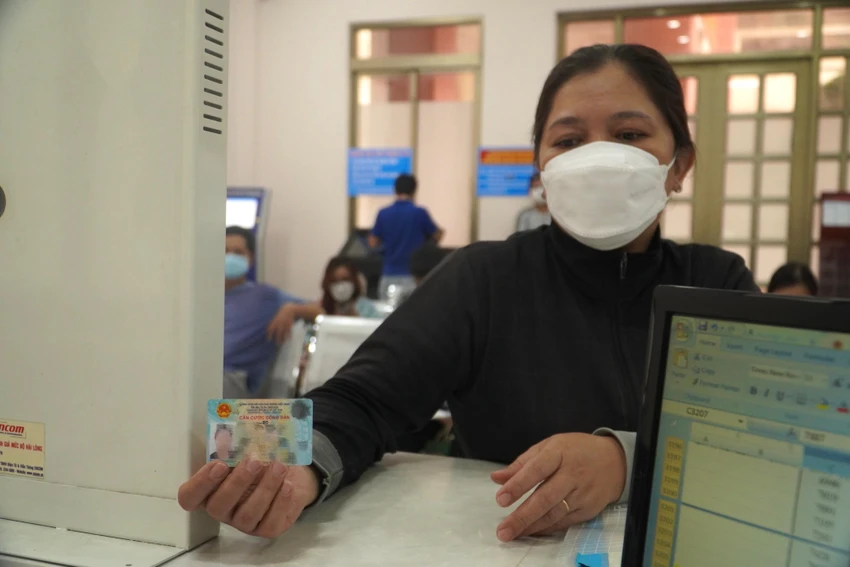 CCCD là giấy tờ tùy thân của công dân Việt Nam có giá trị chứng minh về CCCD của người được cấp thẻ để thực hiện các giao dịch trên lãnh thổ Việt Nam. Ảnh: HUỲNH THƠ CCCD là giấy tờ tùy thân của công dân Việt Nam có giá trị chứng minh về CCCD của người được cấp thẻ để thực hiện các giao dịch trên lãnh thổ Việt Nam. Ảnh: HUỲNH THƠ