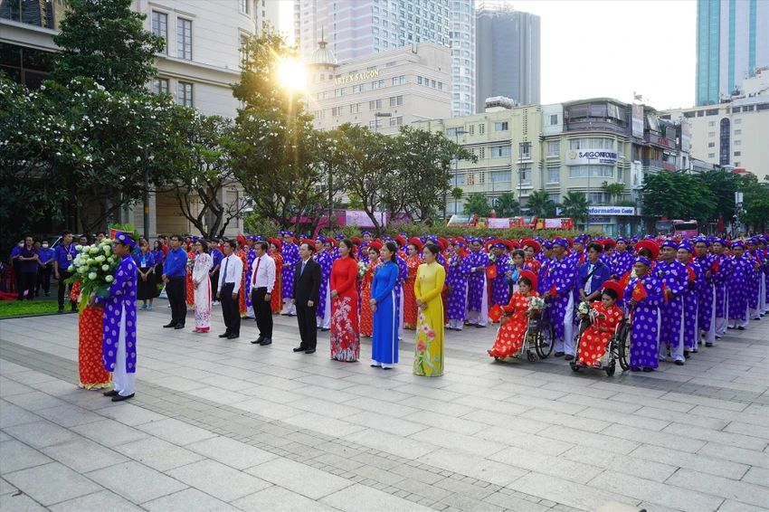 100 cặp đôi đã cùng dâng hoa tại tượng đài Chủ tịch Hồ Chí Minh, cũng là chương trình mở đầu.