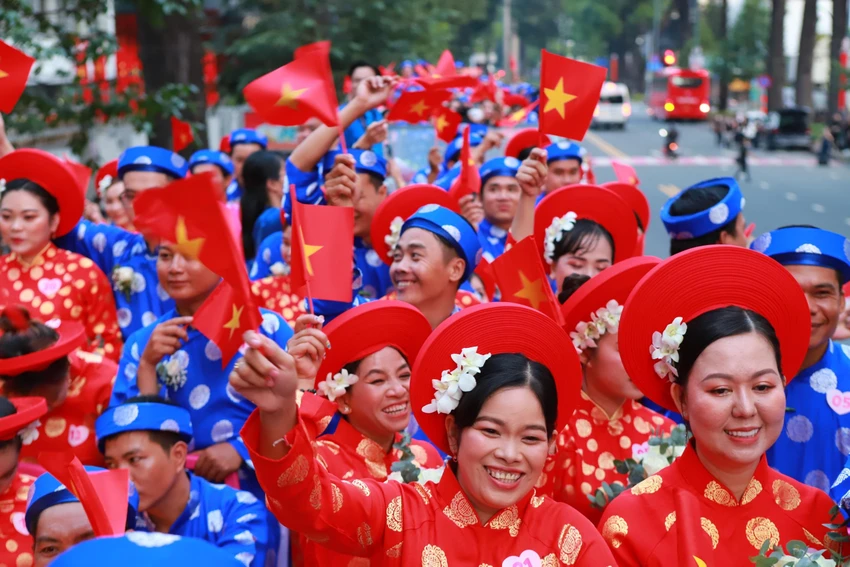 Niềm hạnh phúc rạng ngời của các cặp đôi.