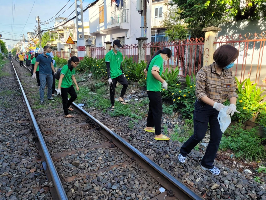 Sáng 8-10, nhiều người dân hẹn cùng nhau ra tuyến đường sắt để tiếp tục kiểm tra vệ sinh và mảng xanh Sáng 8-10, nhiều người dân hẹn cùng nhau ra tuyến đường sắt để tiếp tục kiểm tra vệ sinh và mảng xanh