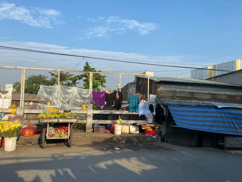Không chỉ phơi quần áo, nhiều đồ vật cũng được đặt ngỗn ngang phía bên dưới. Ảnh: HUỲNH THƠ.