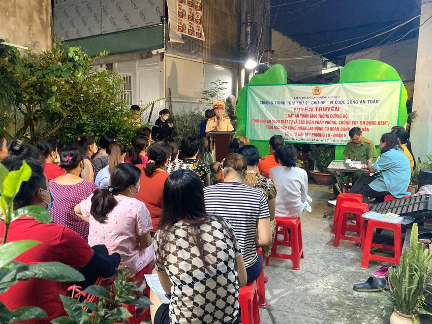 Người dân phường 10, quận 6, TP.HCM tại buổi tuyên truyền. Ảnh: HUỲNH THƠ Người dân phường 10, quận 6, TP.HCM tại buổi tuyên truyền. Ảnh: HUỲNH THƠ