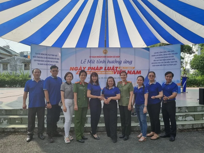 Trung tá Nguyễn Thị Mỹ An (đứng thứ 4, từ trái qua) có mặt tại buổi lễ sáng nay. Ảnh: HUỲNH THƠ Trung tá Nguyễn Thị Mỹ An (đứng thứ 4, từ trái qua) có mặt tại buổi lễ sáng nay. Ảnh: HUỲNH THƠ