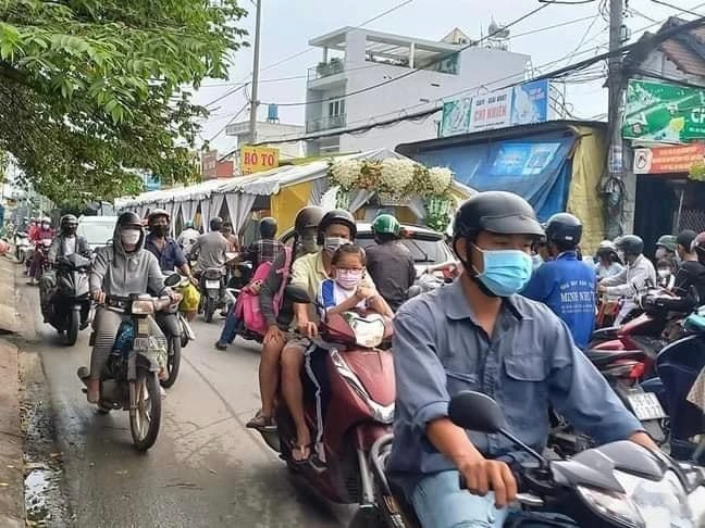 Sự việc diễn ra khoảng 15 phút, gây kẹt xe kéo dài Sự việc diễn ra khoảng 15 phút, gây kẹt xe kéo dài