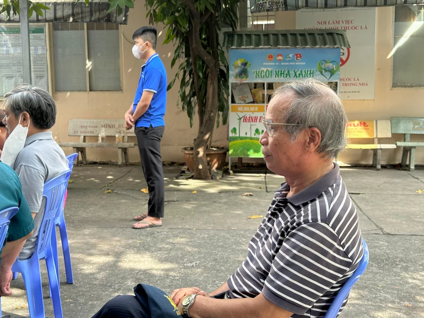 "Thay vì tuyên truyền trực tiếp thì nay phường tổ chức phiên toà giả định, có tình huống cụ thể giúp các thanh niên có thể hình dung dễ dàng" - ông Nguyễn Quốc Cường, ngụ phường 10, quận Phú Nhuận chia sẻ. "Thay vì tuyên truyền trực tiếp thì nay phường tổ chức phiên toà giả định, có tình huống cụ thể giúp các thanh niên có thể hình dung dễ dàng" - ông Nguyễn Quốc Cường, ngụ phường 10, quận Phú Nhuận chia sẻ.