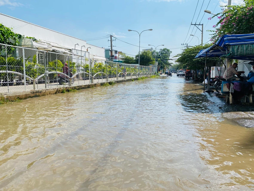 Ngập một đoạn đường dài, tràn vào nhà dân. Ảnh: HUỲNH THƠ Ngập một đoạn đường dài, tràn vào nhà dân. Ảnh: HUỲNH THƠ