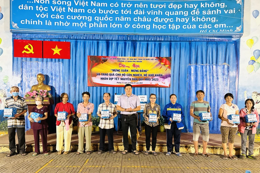 Trong chương trình trao quà, UBND phường 11 còn tổ chức bốc thăm trúng thưởng là các phần quà có giá trị cho các hộ dân. Ảnh: HUỲNH THƠ Trong chương trình trao quà, UBND phường 11 còn tổ chức bốc thăm trúng thưởng là các phần quà có giá trị cho các hộ dân. Ảnh: HUỲNH THƠ
