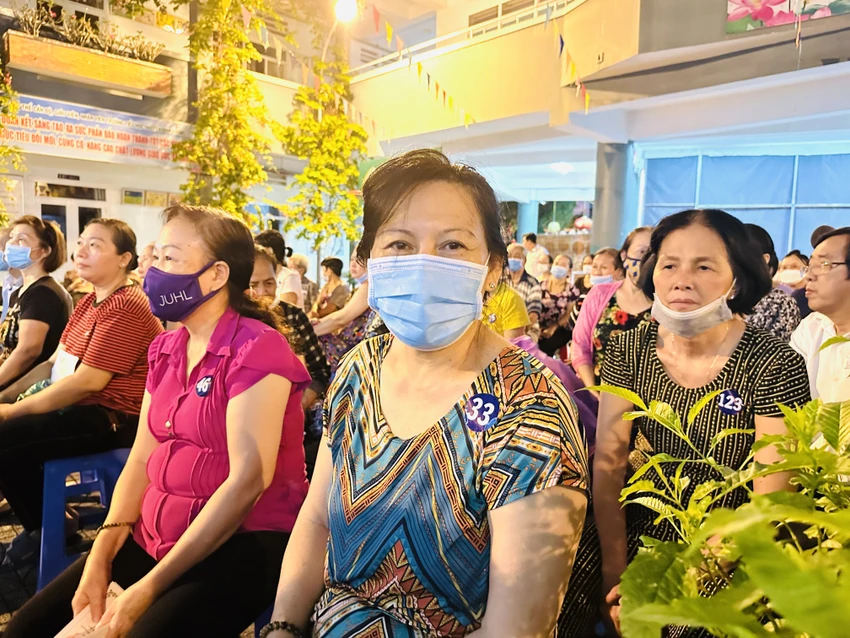 Bà Ngô Thị Ngọc Hiếu, ngụ phường 11, quận Phú Nhuận, TP.HCM cho biết: "Vui lắm khi được nhận quà, phần quà rất ý nghĩa và thiết thực. Rất cảm ơn UBND phường đã luôn quan tâm đến người dân không chỉ là dịp Tết". Ảnh: HUỲNH THƠ Bà Ngô Thị Ngọc Hiếu, ngụ phường 11, quận Phú Nhuận, TP.HCM cho biết: "Vui lắm khi được nhận quà, phần quà rất ý nghĩa và thiết thực. Rất cảm ơn UBND phường đã luôn quan tâm đến người dân không chỉ là dịp Tết". Ảnh: HUỲNH THƠ