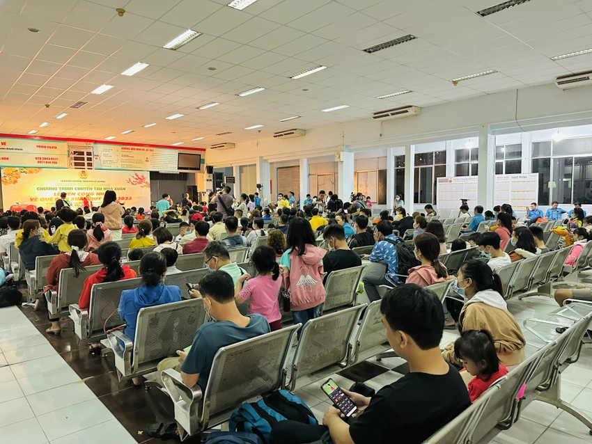 Khoảng 21 giờ, các công nhân đã có mặt tại Ga Sài Gòn tham dự buổi lễ trước khi lên "Chuyến tàu mùa xuân". Ảnh: HUỲNH THƠ Khoảng 21 giờ, các công nhân đã có mặt tại Ga Sài Gòn tham dự buổi lễ trước khi lên "Chuyến tàu mùa xuân". Ảnh: HUỲNH THƠ