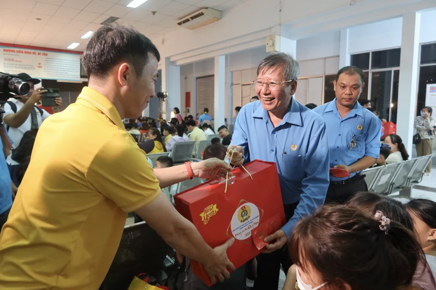Ông Trần Thanh Hải tặng quà cho công nhân trước khi lên tàu. Ảnh: TRẦN MINH Ông Trần Thanh Hải tặng quà cho công nhân trước khi lên tàu. Ảnh: TRẦN MINH