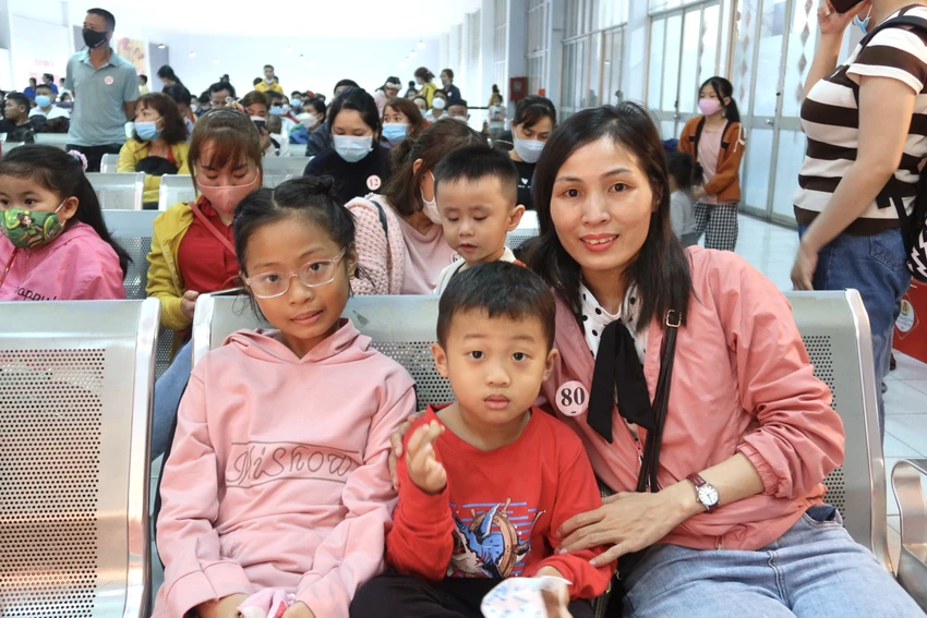 Chị Đậu Thị Vinh, quê tỉnh Thanh Hoá cho biết đã hơn 2 năm rồi chị chưa có dịp về quê vì kinh tế khó khăn. Nay được Liên đoàn Lao động TP.HCM tạo điều kiện chị rất vui và hạnh phúc: "Nếu tính ra tiền vé tàu của cả 3 mẹ con là hơn 5 triệu đồng. Số tiền đó với tôi khá lớn, thế nên khi được tài trợ tôi rất biết ơn" - chị Vinh chia sẻ. Ảnh: TRẦN MINH Chị Đậu Thị Vinh, quê tỉnh Thanh Hoá cho biết đã hơn 2 năm rồi chị chưa có dịp về quê vì kinh tế khó khăn. Nay được Liên đoàn Lao động TP.HCM tạo điều kiện chị rất vui và hạnh phúc: "Nếu tính ra tiền vé tàu của cả 3 mẹ con là hơn 5 triệu đồng. Số tiền đó với tôi khá lớn, thế nên khi được tài trợ tôi rất biết ơn" - chị Vinh chia sẻ. Ảnh: TRẦN MINH