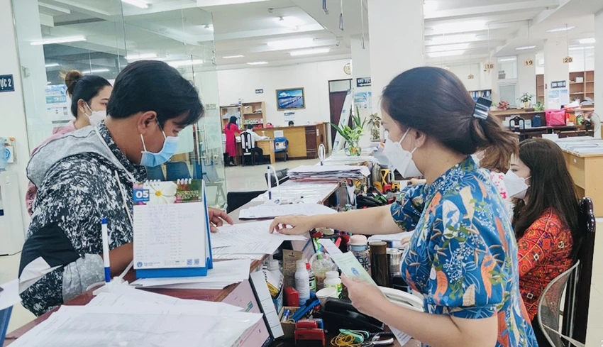 Người dân đến cơ quan BHXH TP.HCM làm các thủ tục BHXH, bảo hiểm y tế. Ảnh: NGUYỄN HIỀN Người dân đến cơ quan BHXH TP.HCM làm các thủ tục BHXH, bảo hiểm y tế. Ảnh: NGUYỄN HIỀN
