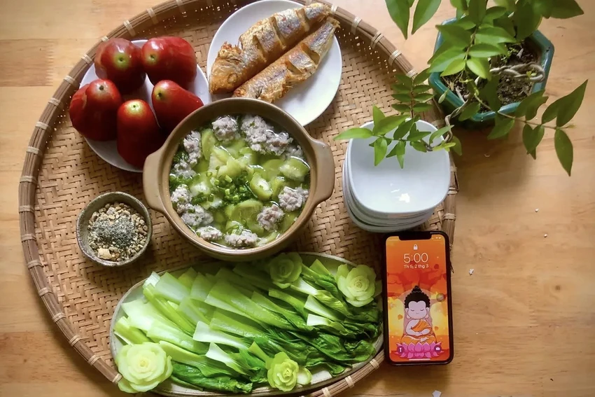 Bữa cơm dự thi chỉ với 42.000 đồng, chị Tuệ Lam dành tặng cho bản thân mình và các con. Ảnh: NVCC Bữa cơm dự thi chỉ với 42.000 đồng, chị Tuệ Lam dành tặng cho bản thân mình và các con. Ảnh: NVCC