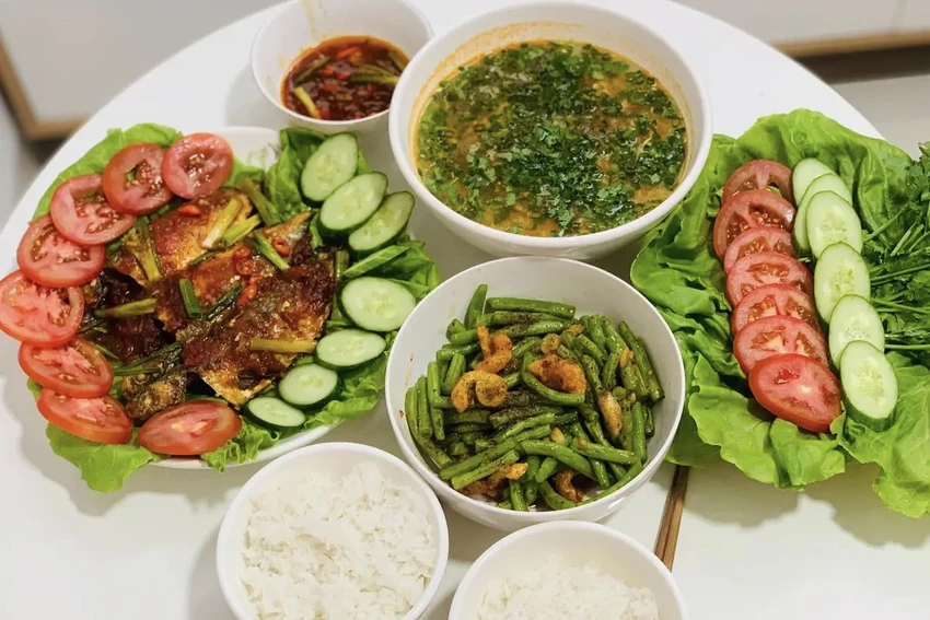 Chị Tina Nguyễn cùng chồng vào bếp để tham gia cuộc thi (Cá bạc má sốt cà, canh cà chua trứng, đậu que xào tóp mỡ). Ảnh: NVCC Chị Tina Nguyễn cùng chồng vào bếp để tham gia cuộc thi (Cá bạc má sốt cà, canh cà chua trứng, đậu que xào tóp mỡ). Ảnh: NVCC