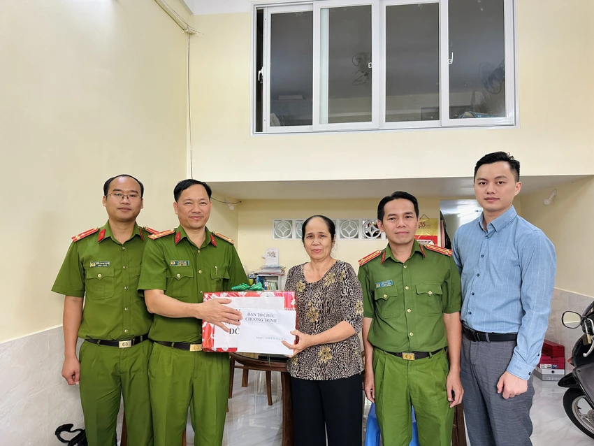 Đoàn công tác thăm hỏi gia đình Đại tá Lý Đại Bàng, Anh hùng Lực lượng vũ trang nhân dân, nguyên Trưởng phòng CSĐTTP về ma túy Công an TP.HCM. Ảnh: HT Đoàn công tác thăm hỏi gia đình Đại tá Lý Đại Bàng, Anh hùng Lực lượng vũ trang nhân dân, nguyên Trưởng phòng CSĐTTP về ma túy Công an TP.HCM. Ảnh: HT
