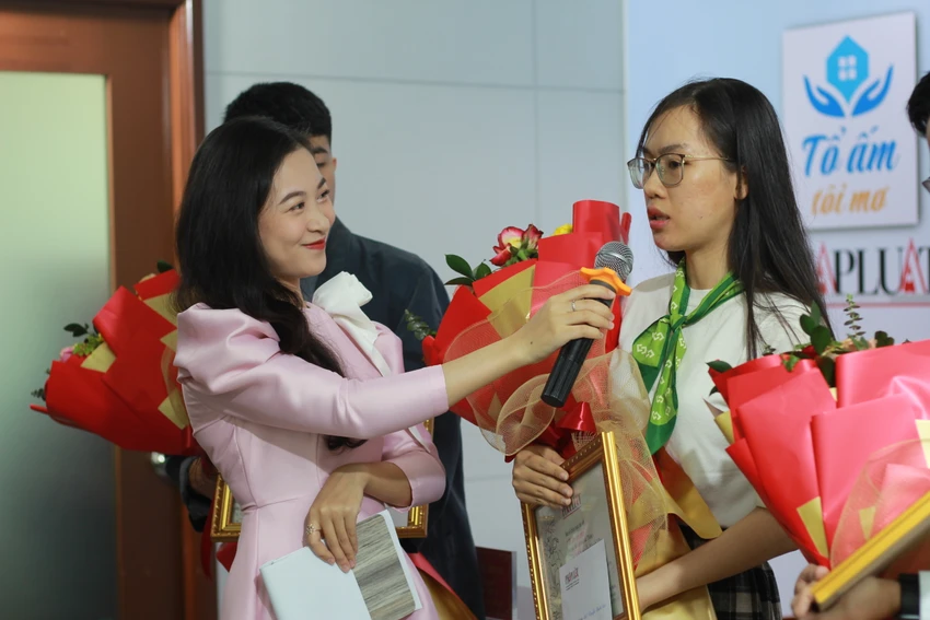 Chị Nguyễn Hồ Hạnh Văn, cho biết rất bất ngờ khi trở thành chủ nhân của bài viết xuất của tháng, chị tâm sự: "Cuộc thi là động lực giúp tôi có thể vẽ rõ nét bức tranh về tổ ấm của mình trong tương lai. May mắn được bước vào trong đã tiếp thêm động thực để tôi cố gắng hết mình và tiến xa hơn nữa". Ảnh: Nguyễn Tiến Chị Nguyễn Hồ Hạnh Văn, cho biết rất bất ngờ khi trở thành chủ nhân của bài viết xuất của tháng, chị tâm sự: "Cuộc thi là động lực giúp tôi có thể vẽ rõ nét bức tranh về tổ ấm của mình trong tương lai. May mắn được bước vào trong đã tiếp thêm động thực để tôi cố gắng hết mình và tiến xa hơn nữa". Ảnh: Nguyễn Tiến
