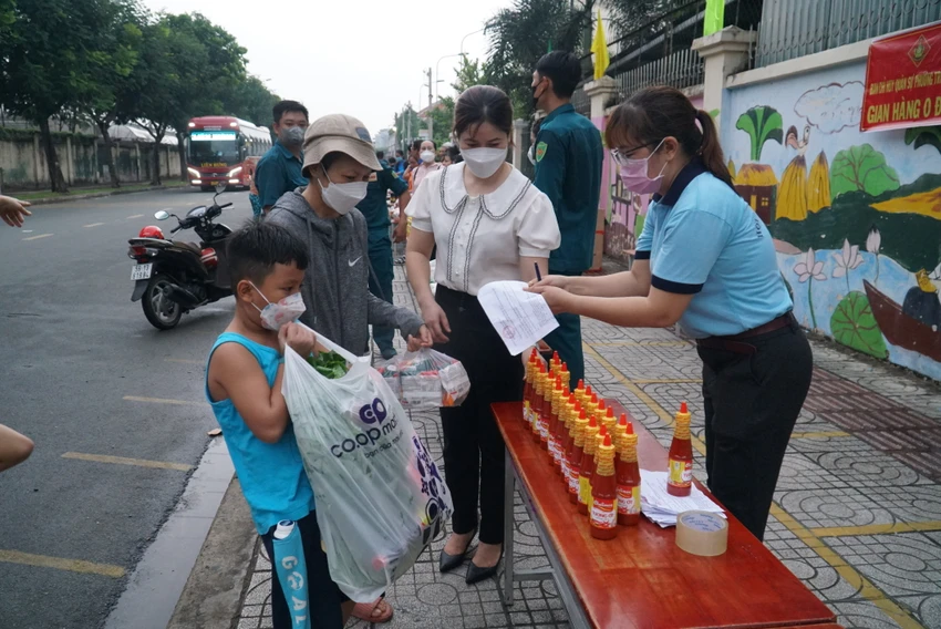 Tổng cộng phiên chợ có 100 phần cho 100 người dân (trị giá 300.000đ/phần). Tổng cộng phiên chợ có 100 phần cho 100 người dân (trị giá 300.000đ/phần).