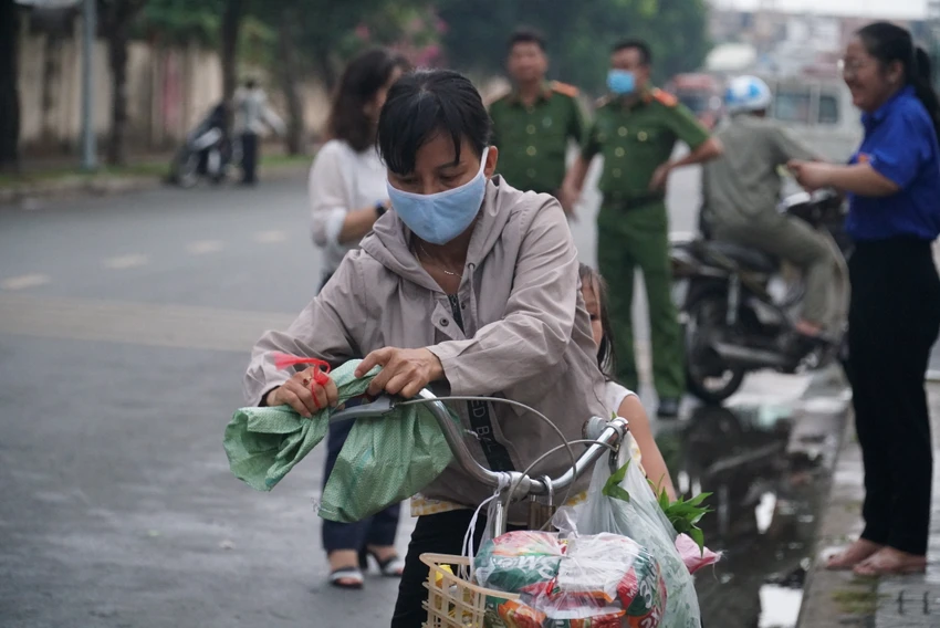 Phiên chợ nghĩa tình 0 đồng trong dịp nghỉ lễ 30-4 ảnh 3 Phiên chợ nghĩa tình 0 đồng trong dịp nghỉ lễ 30-4 ảnh 3