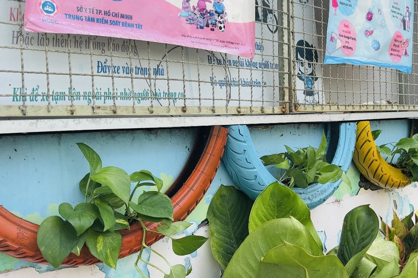Tận dụng vỏ bánh xe cũ. Ảnh: HUỲNH THƠ Tận dụng vỏ bánh xe cũ. Ảnh: HUỲNH THƠ