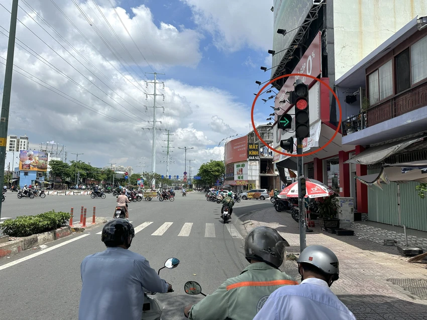Đèn báo hiệu cho phép rẽ phải. Ảnh: HUỲNH THƠ Đèn báo hiệu cho phép rẽ phải. Ảnh: HUỲNH THƠ