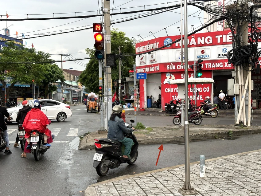 Tiểu đảo phân luồng cho rẽ phải. Ảnh: HUỲNH THƠ Tiểu đảo phân luồng cho rẽ phải. Ảnh: HUỲNH THƠ