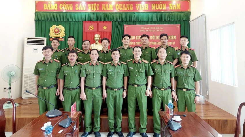 Cán bộ chiến sĩ chụp ảnh lưu niệm. Ảnh: CA Cán bộ chiến sĩ chụp ảnh lưu niệm. Ảnh: CA