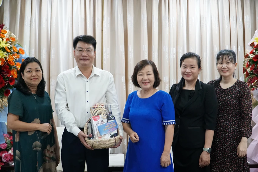 Bà Tô Thị Kim Hoa, Phó Chủ tịch Hội Bảo vệ quyền trẻ em TP.HCM tặng quà chúc mừng báo Pháp Luật TP.HCM. Ảnh: NHẬT DIỄM Bà Tô Thị Kim Hoa, Phó Chủ tịch Hội Bảo vệ quyền trẻ em TP.HCM tặng quà chúc mừng báo Pháp Luật TP.HCM. Ảnh: NHẬT DIỄM
