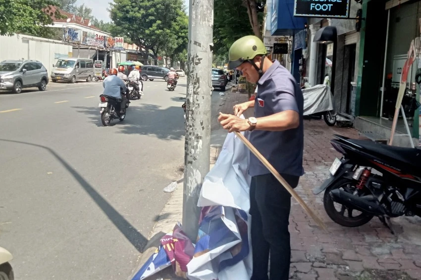Sau phản ánh của báo Pháp Luật TP.HCM, UBND phường 12, quận 10 đã tiến hành tháo dỡ banner quảng cáo cá độ bóng đá tại tuyến đường Cao Thắng. Ảnh: UBND phường 12, quận 10