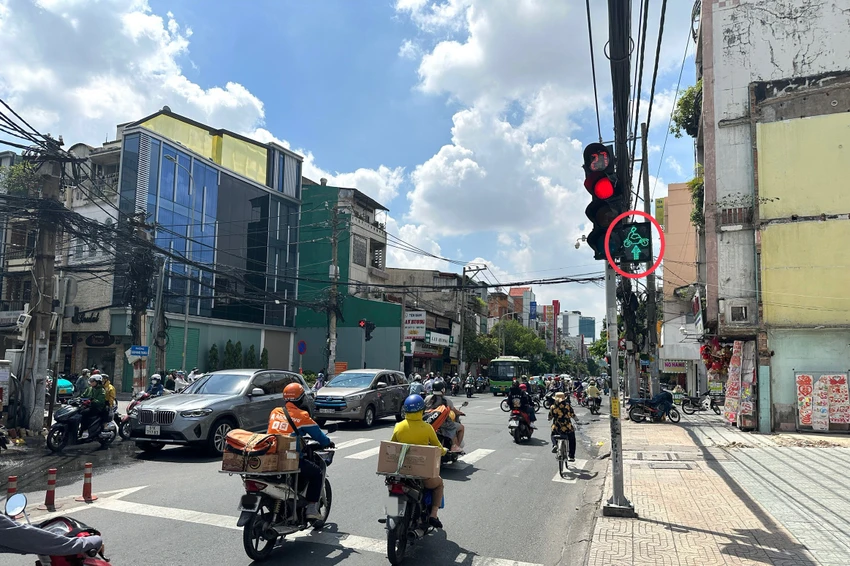 Khi gặp đèn đỏ nhưng cạnh bên có đèn tín hiệu cho phép đi thẳng thì xe máy có quyền đi thẳng. Ảnh: HUỲNH THƠ Khi gặp đèn đỏ nhưng cạnh bên có đèn tín hiệu cho phép đi thẳng thì xe máy có quyền đi thẳng. Ảnh: HUỲNH THƠ