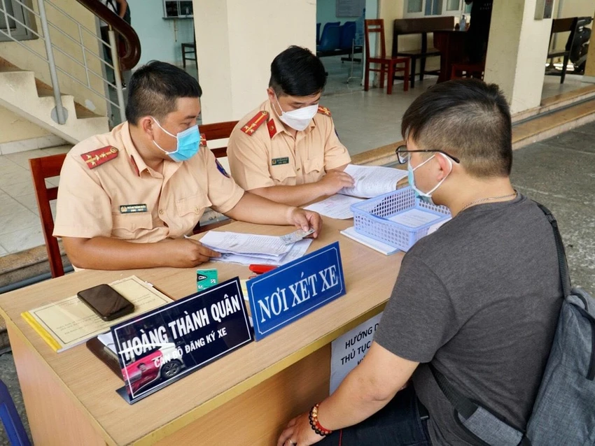 Kể từ ngày 15-8 cho phép người dân đăng ký xe tại nơi tạm trú. Ảnh: BẢO PHƯƠNG Kể từ ngày 15-8 cho phép người dân đăng ký xe tại nơi tạm trú. Ảnh: BẢO PHƯƠNG