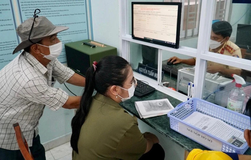 Chỉ có biển số trúng đấu giá mới được phép mua bán, cho tặng, thừa kế kèm theo xe. Ảnh: BẢO PHƯƠNG Chỉ có biển số trúng đấu giá mới được phép mua bán, cho tặng, thừa kế kèm theo xe. Ảnh: BẢO PHƯƠNG