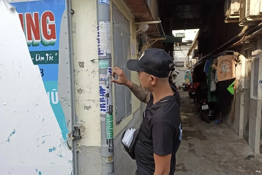 Hình ảnh đối tượng phải tự tay bóc gỡ những tờ quảng cáo mà mình đã dán trước đó. Ảnh: CACC Hình ảnh đối tượng phải tự tay bóc gỡ những tờ quảng cáo mà mình đã dán trước đó. Ảnh: CACC