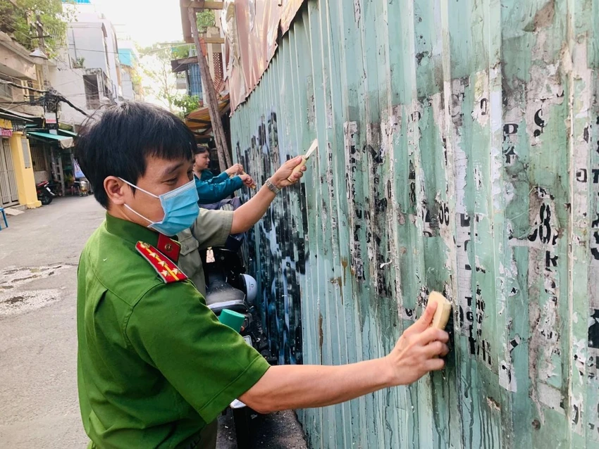Ngoài khuyến cáo người dân, Công an quận 3 vừa qua còn phát động chiến dịch bóc xóa các tờ rơi quảng cáo dán, treo sai quy định. Ảnh: CACC Ngoài khuyến cáo người dân, Công an quận 3 vừa qua còn phát động chiến dịch bóc xóa các tờ rơi quảng cáo dán, treo sai quy định. Ảnh: CACC