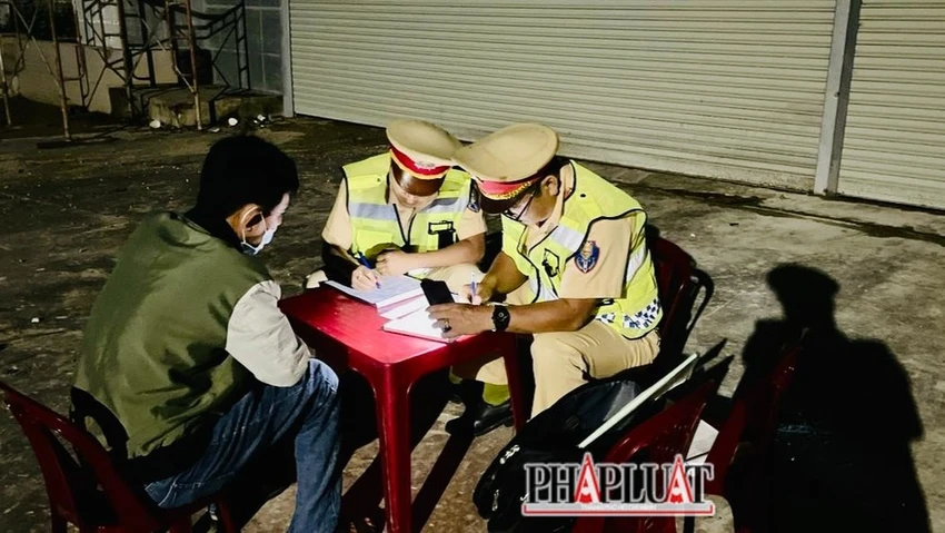 Sử dụng giấy phép lái xe, giấy đăng ký xe photo công chứng để thay bản chính khi tham gia giao thông, Tuy nhiên, ít ai biết rằng đây có thể là hành vi vi phạm pháp luật. Ảnh: VÕ TÙNG Sử dụng giấy phép lái xe, giấy đăng ký xe photo công chứng để thay bản chính khi tham gia giao thông, Tuy nhiên, ít ai biết rằng đây có thể là hành vi vi phạm pháp luật. Ảnh: VÕ TÙNG