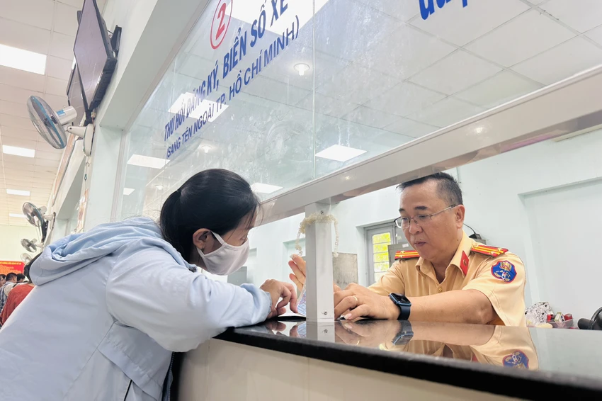CSGT giải đáp thắc mắc cho người dân. Ảnh: HUỲNH THƠ