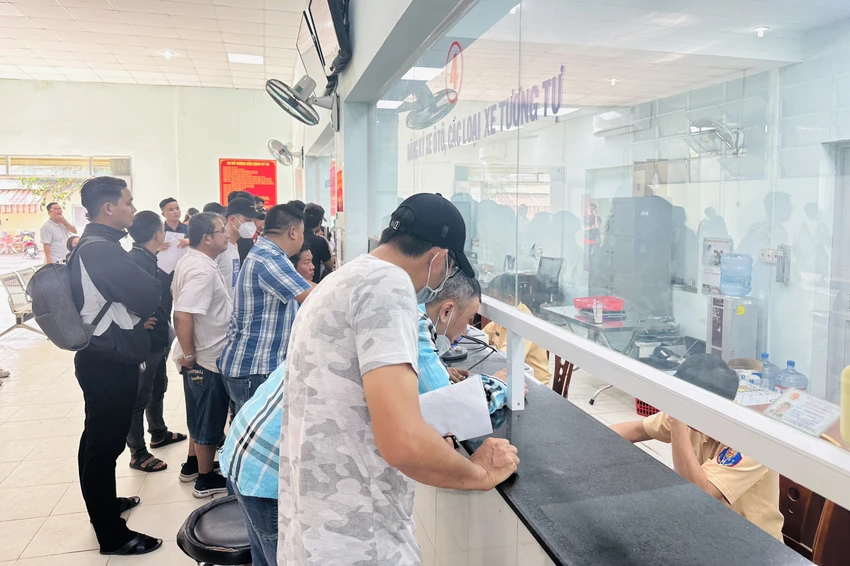 Người dân chờ đến lượt để được hướng dẫn làm các thủ tục. Ảnh: HUỲNH THƠ