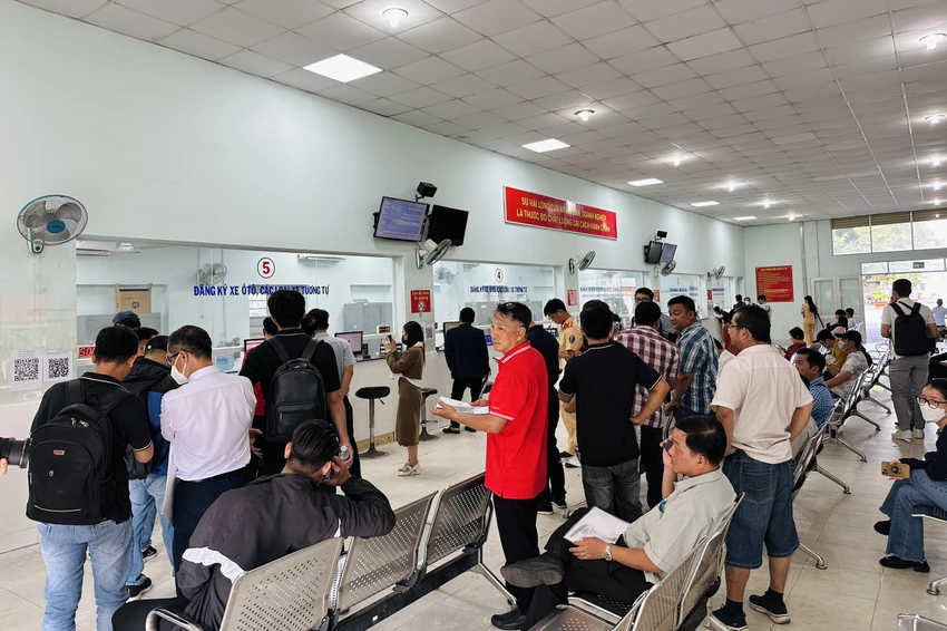 Người dân đến làm thủ tục thu hồi, đăng ký sang tên xe trong sáng 15-8 tại Đội Đăng ký, quản lý phương tiện giao thông cơ giới đường bộ (số 282 đường Nơ Trang Long, phường 12, quận Bình Thạnh, TP.HCM). Ảnh: HUỲNH THƠ