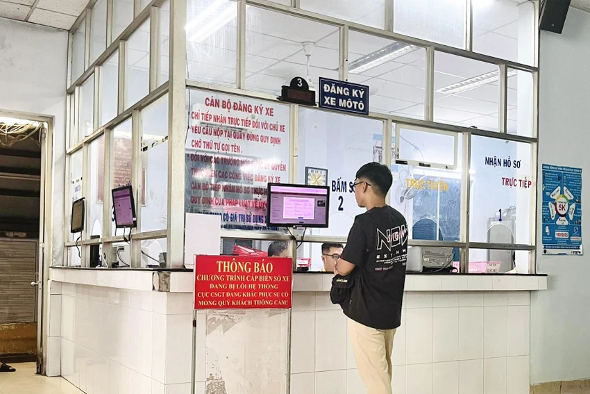 Bạn đọc Phạm Minh Tân (ngụ quận Gò Vấp, TP.HCM) bất lực ra về vì không thể bấm được biển số cho chiếc xe mới của mình. Ảnh: KHÁNH TOÀN