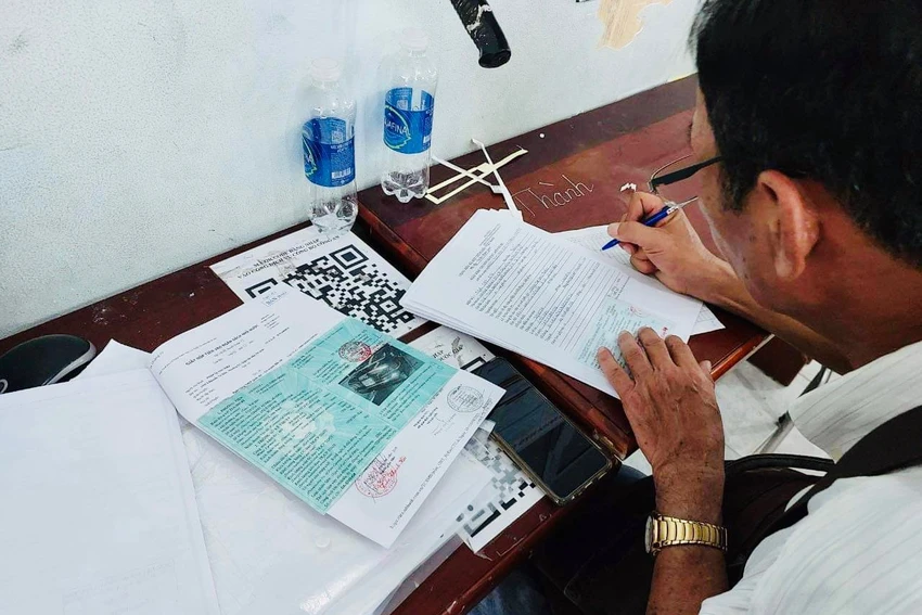 Do lỗi hệ thống máy tính, ông NTTV ngụ quận Gò Vấp, TP.HCM chưa thể vào hệ thống in mẫu giấy khai làm thủ tục đăng ký sang tên xe. Ảnh: KHÁNH TOÀN Do lỗi hệ thống máy tính, ông NTTV ngụ quận Gò Vấp, TP.HCM chưa thể vào hệ thống in mẫu giấy khai làm thủ tục đăng ký sang tên xe. Ảnh: KHÁNH TOÀN