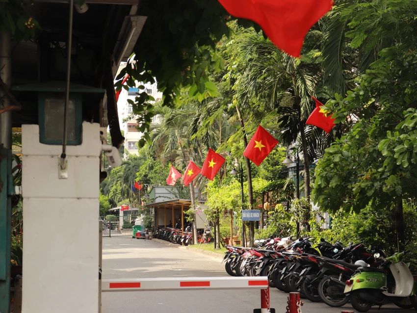 Một khu dân cư tại quận 7 cũng treo cờ trước dịp lễ. Ảnh: HUỲNH THƠ