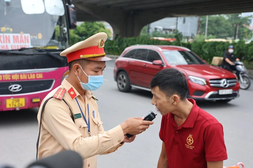 Một cán bộ CSGT hướng dẫn tài xế thổi nồng độ cồn. Ảnh: PHI HÙNG Một cán bộ CSGT hướng dẫn tài xế thổi nồng độ cồn. Ảnh: PHI HÙNG